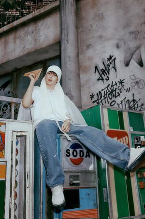 soobie holding the orange paper plane (moasTT)